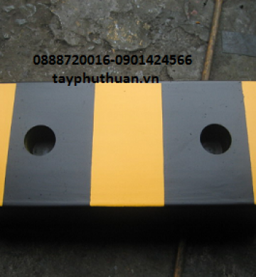 Cao su phản quan ở bãi đậu xe