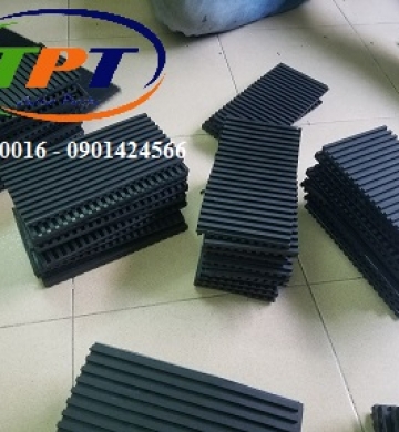 Cắt tấm cao su gân nổi