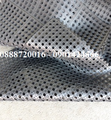 Dập lỗ tấm cao su