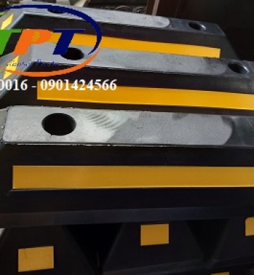 Gờ cao su chặn xe khoang vào mặt đường