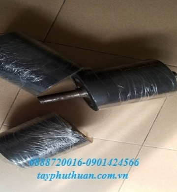 GIA CÔNG ĐẮP TRỤC CAO SU TRONG MÁY CHÀ NHÁM