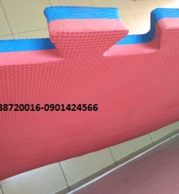 THẢM MÚT EVA CÓ  1 MẶT ĐỎ VÀ 1 MÀU XANH DƯỢNG